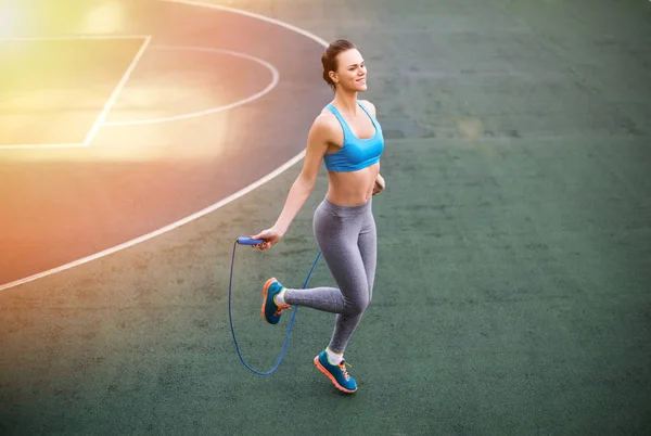 Deportiva mujer con saltar la cuerda — Foto de Stock