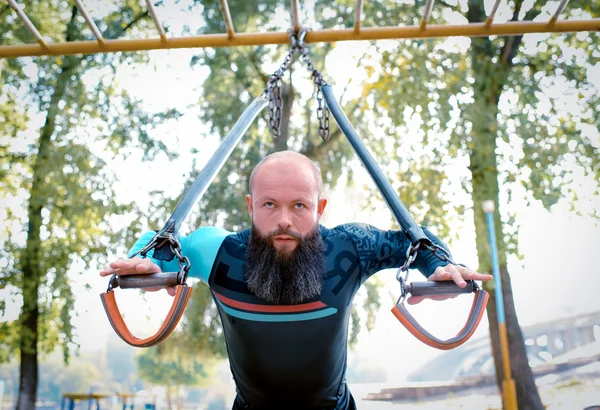 Allenamento uomo con cinghie nel parco — Foto stock