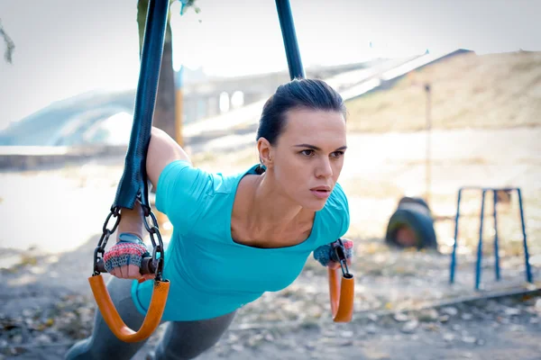 Atractiva mujer entrenando al aire libre - foto de stock