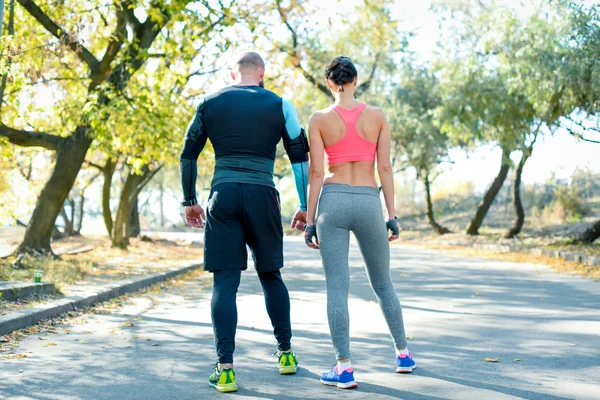 Couple standing before the morning run — Stock Photo