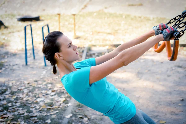 Mujer haciendo ejercicio con equipo deportivo - foto de stock