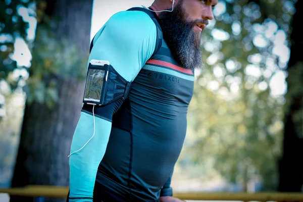 Мужчина носит повязку для смартфона — стоковое фото