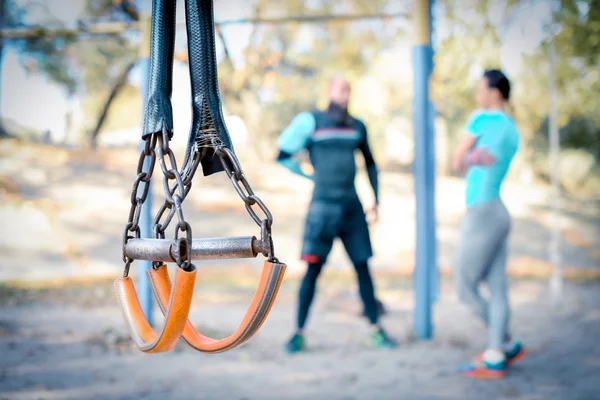 Paar trainiert mit Sportgeräten im Vordergrund — Stockfoto