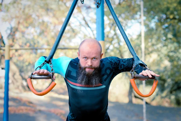 Allenamento uomo con attrezzature sportive nel parco — Foto stock