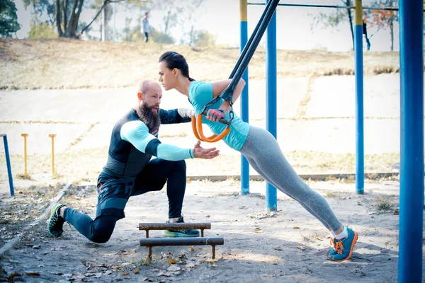 Femme de formation avec son ami — Photo de stock