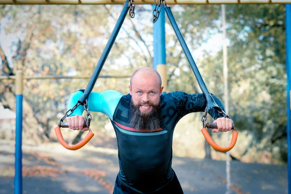 Man working out at outdoors gym — Stock Photo