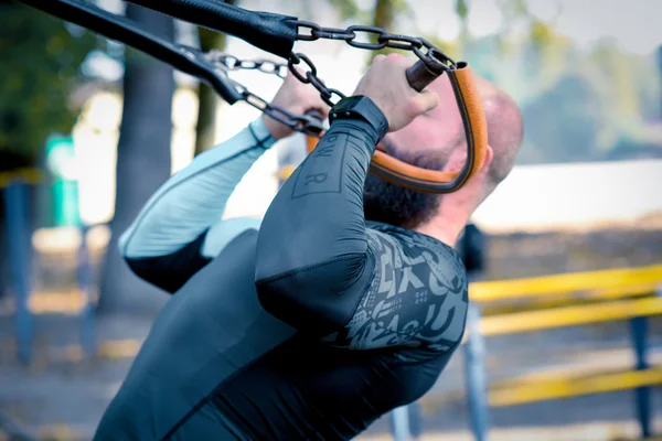 Hombre haciendo ejercicio con equipo deportivo - foto de stock