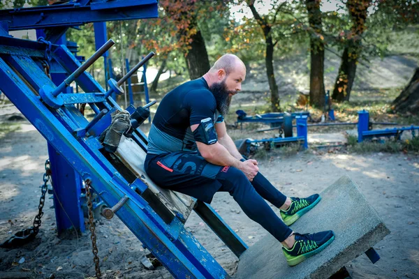 Hombre descansando después de ejercicios para las piernas - foto de stock