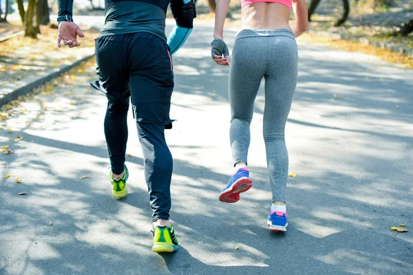 Pareja corriendo en el parque - foto de stock