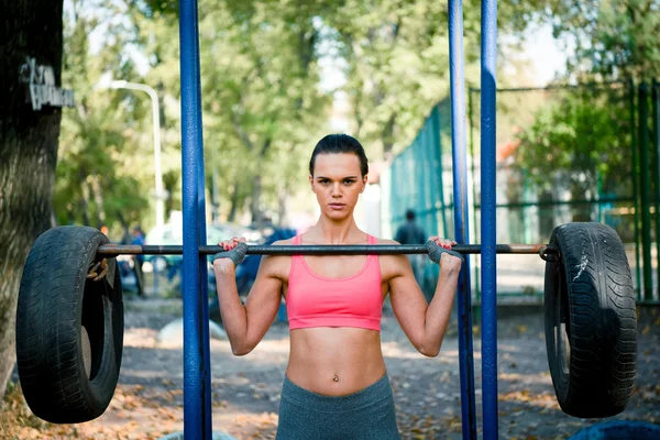 Mujer fuerte levantamiento de peso - foto de stock