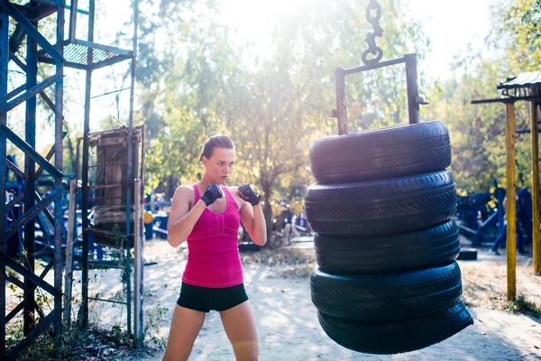 Mulher boxer fazendo exercício — Fotografia de Stock