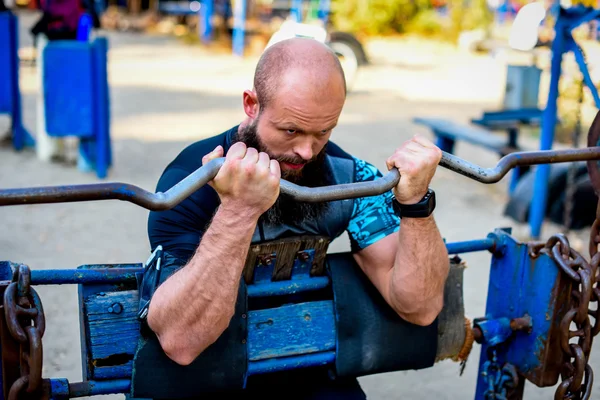 Muscular man doing weightlifting exercises — Stock Photo