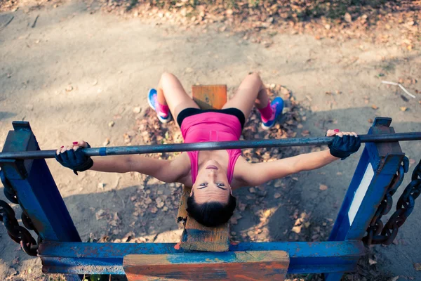 Entrenamiento de atleta femenina con pesas - foto de stock