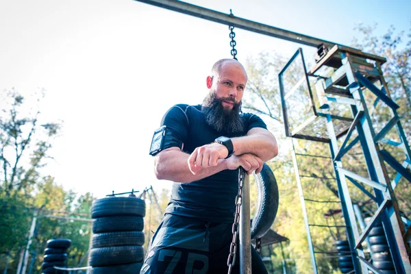 Homme prenant une pause pendant l'entraînement — Photo de stock