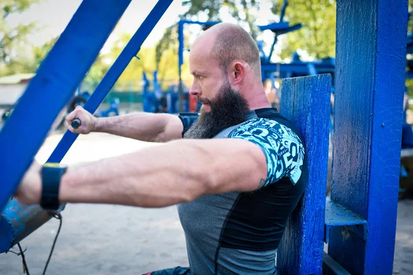 Entrenamiento del hombre en equipo de prensa de pecho - foto de stock