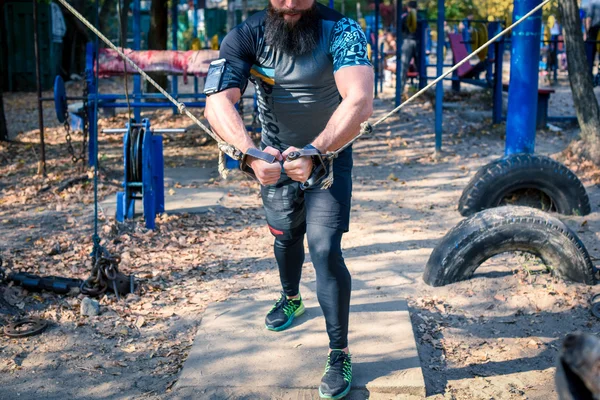 Hombre fuerte durante el entrenamiento con pesas - foto de stock