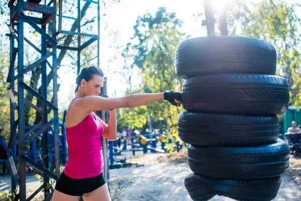 Boxeuse femme faisant de l'exercice — Photo de stock