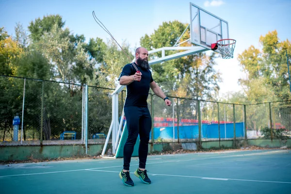 Man using skipping rope — Stock Photo