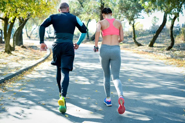 Pareja corriendo en el parque - foto de stock