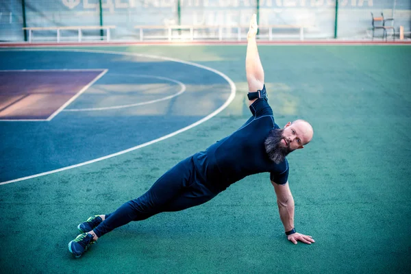 Muskulöser Mann macht Seitenplanke — Stockfoto