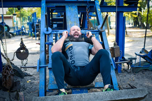 Homem ativo fazendo exercício para pernas — Fotografia de Stock