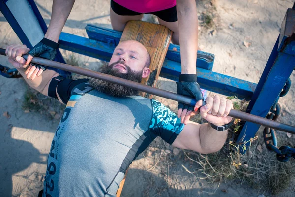 Homem barbudo trabalhando com barbell — Fotografia de Stock