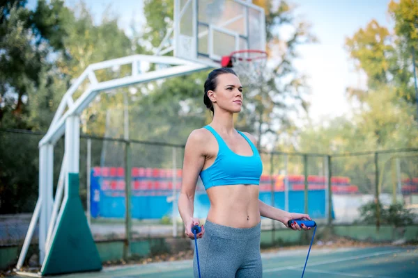 Mujer haciendo ejercicio con saltar la cuerda - foto de stock