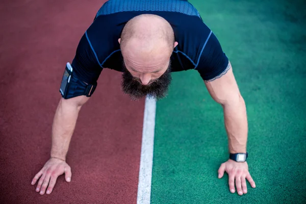 Sportlicher Mann beim Planken — Stockfoto