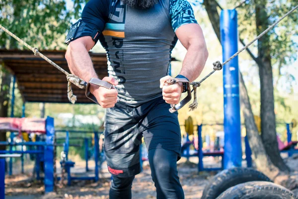 Homme musculaire faisant des exercices avec des poids — Photo de stock