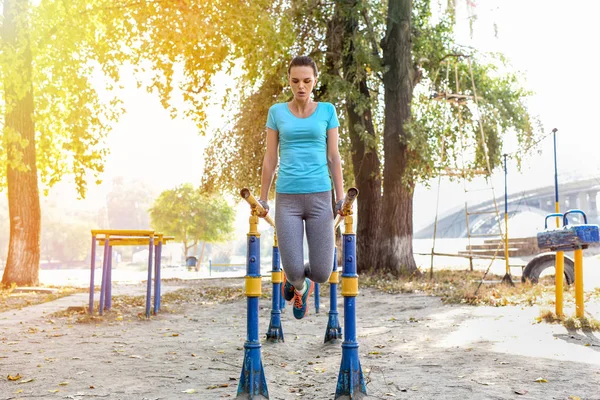 Deportista haciendo flexiones - foto de stock