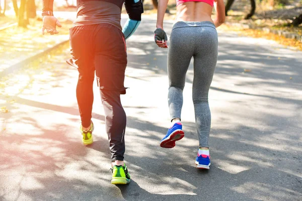 Deportivo Pareja corriendo - foto de stock