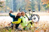 Pár cyklistů, přičemž selfie