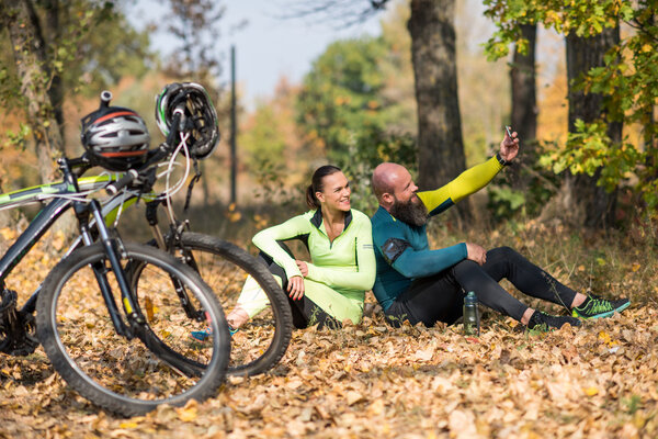 Двое велосипедистов делают селфи
