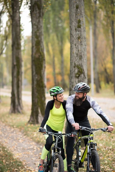 Cyclists in autumn park — Stock Photo, Image