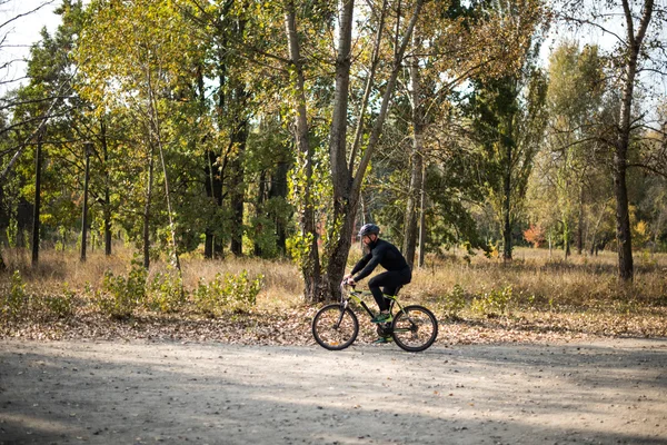 Bebaarde man fietsen in park — Stockfoto