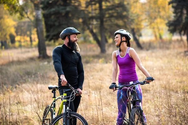 Pareja ciclismo al aire libre — Foto de Stock