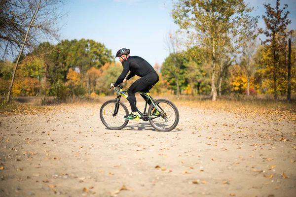 Barbuto uomo in bicicletta nel parco — Foto Stock