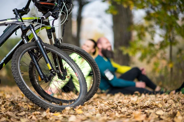 Duas bicicletas de montanha com ciclistas — Fotografia de Stock