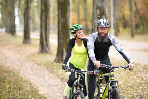 Cyclists in autumn park — Stock Photo, Image