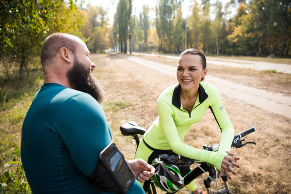 Пара велосипедистов в осеннем парке
