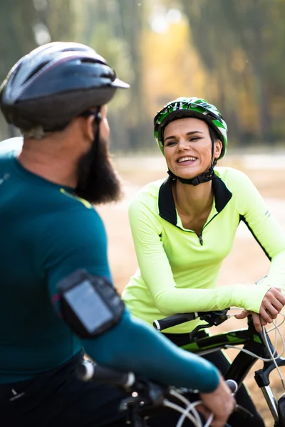 Para rowerzystów w jesienny park — Zdjęcie stockowe