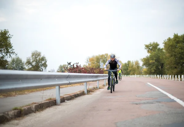 Man Cykling på väg — Stockfoto