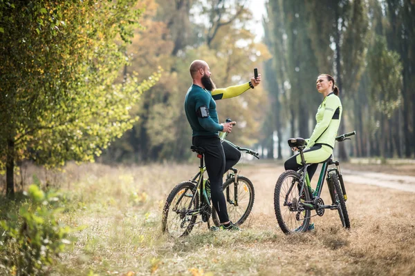 Cyclist taking picture of girl — Stock Photo, Image