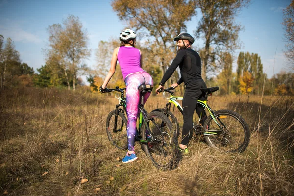 Cyclists in autumn park — Stock Photo, Image