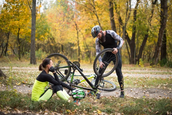 Homem de reparação de bicicleta — Fotografia de Stock
