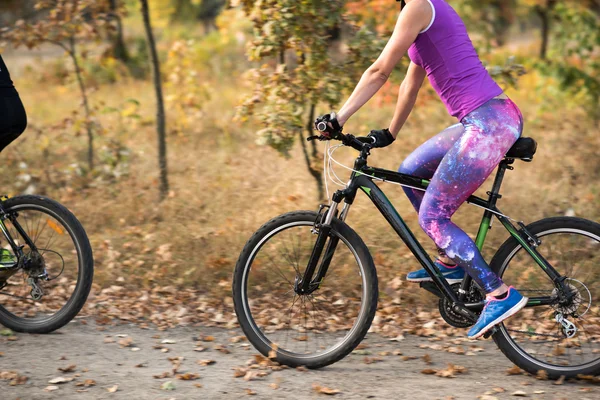 Cykling i höst park — Stockfoto