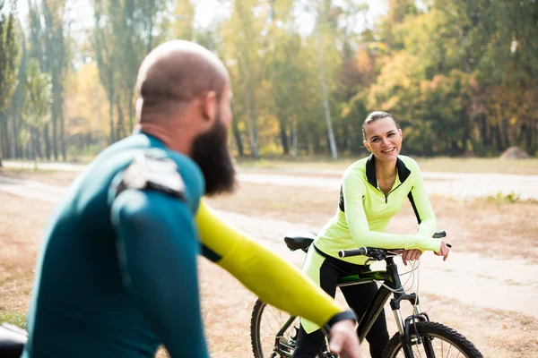 Coppia di ciclisti nel parco autunnale — Foto Stock