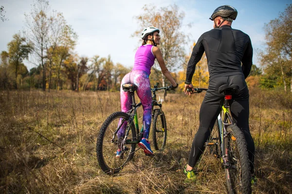 Fietsers in herfst park — Stockfoto