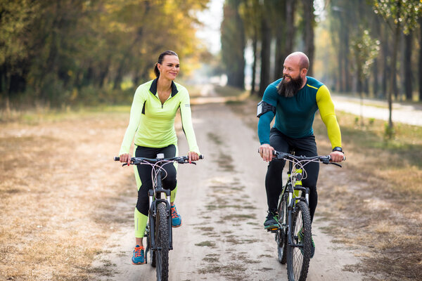 пара велосипедов на открытом воздухе
