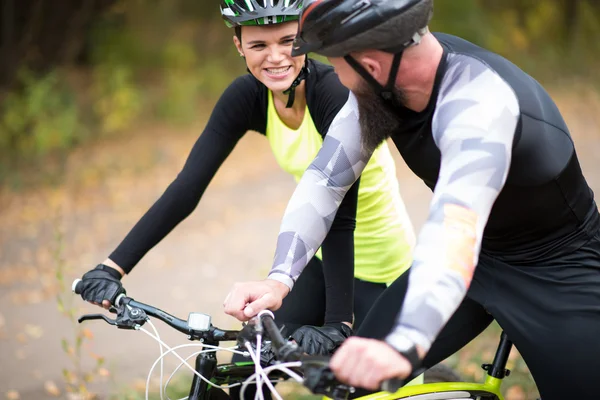 Ciclistas en el parque de otoño — Foto de Stock